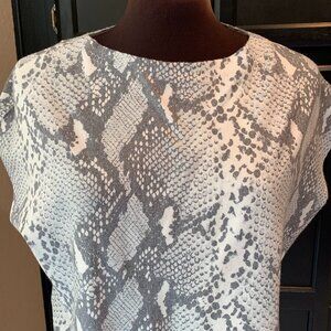 Sioni Women's Snake Print Dolman Short Sleeve Sweater NWT Small